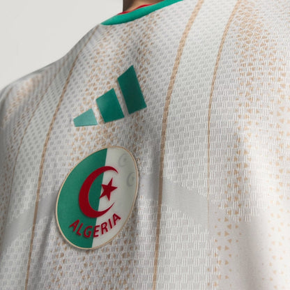 Camiseta oficial de fútbol Argelia 2026 con logo adidas y escudo, detalle textil, Reino del Futbol