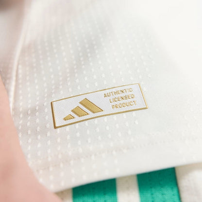 Detalle de etiqueta producto original Adidas en camiseta fútbol blanca, Reino del Futbol