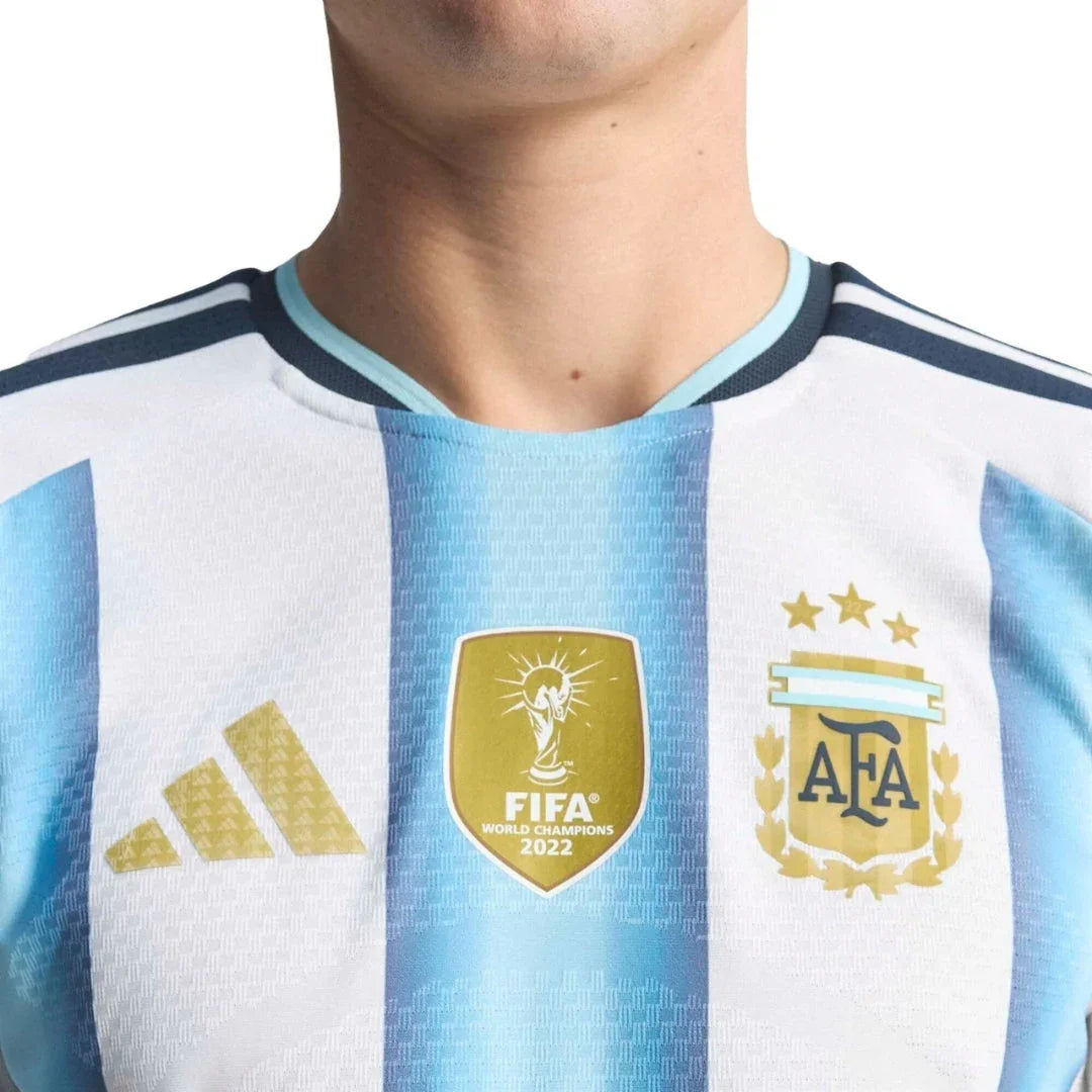 Camiseta Argentina 2026 local con escudo AFA, logo Adidas y parche FIFA campeones 2022