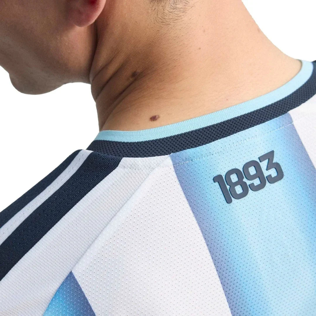 Detalle de camiseta Argentina 2026 celeste y blanca con número 1893 en el cuello, Reino del Futbol