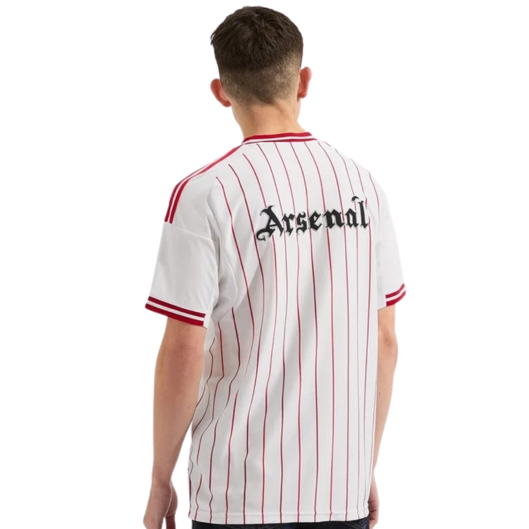 Camiseta Arsenal 2025/26 blanca con rayas rojas, logo Arsenal en la espalda, Reino del Futbol