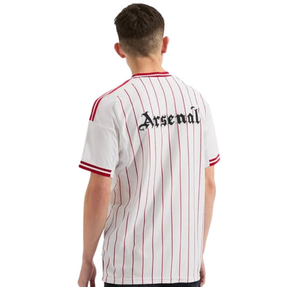Camiseta Arsenal 2025/26 blanca con rayas rojas, logo Arsenal en la espalda, Reino del Futbol