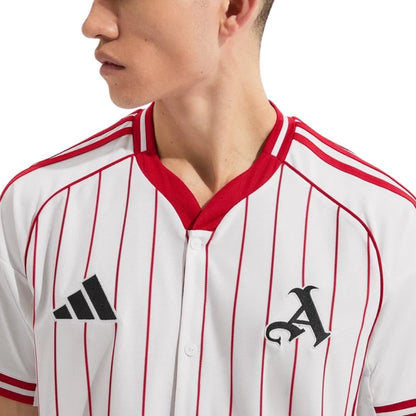 Camiseta Arsenal 2025 blanca con rayas rojas y logo Adidas, disponible en Reino del Futbol