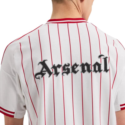 Camiseta Arsenal 2025-26 blanca con rayas rojas, logo estilo gótico, tienda Reino del Futbol