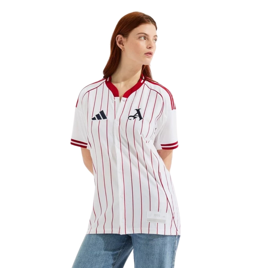 Mujer con camiseta Arsenal 2025/26 blanca con rayas rojas, estilo beisbol, Reino del Futbol