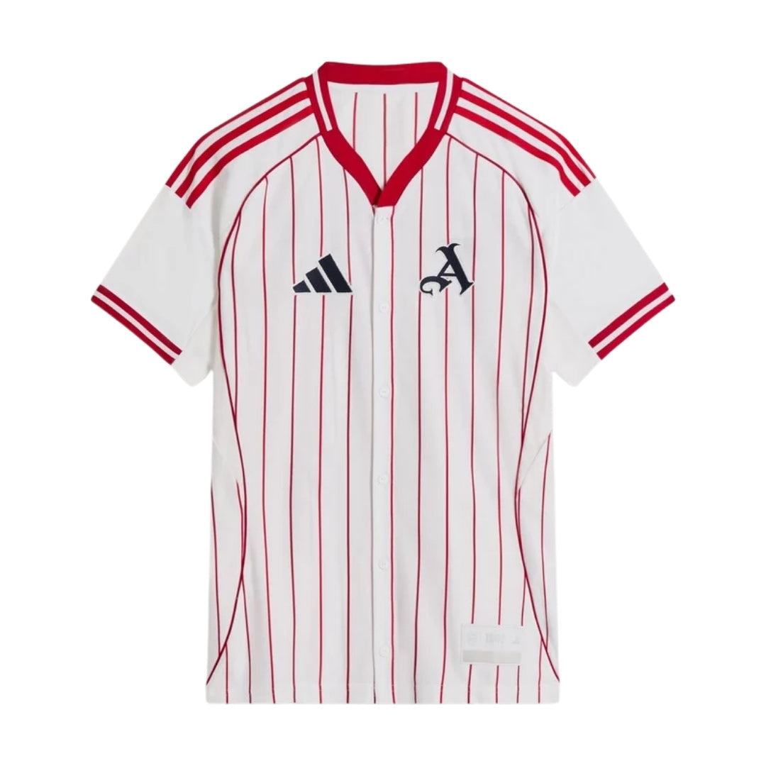 Camiseta Arsenal 2025-26 blanca con rayas rojas y detalles adidas, edición especial fútbol europeo.