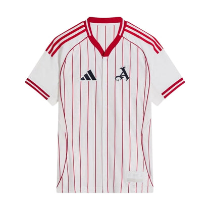 Camiseta Arsenal 2025-26 blanca con rayas rojas y detalles adidas, edición especial fútbol europeo.