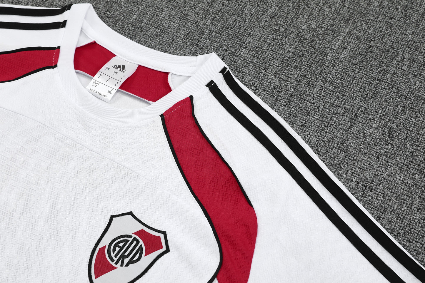 CAMISETA Y PANTALÓN CORTO ENTRENAMIENTO RIVER PLATE 25/26