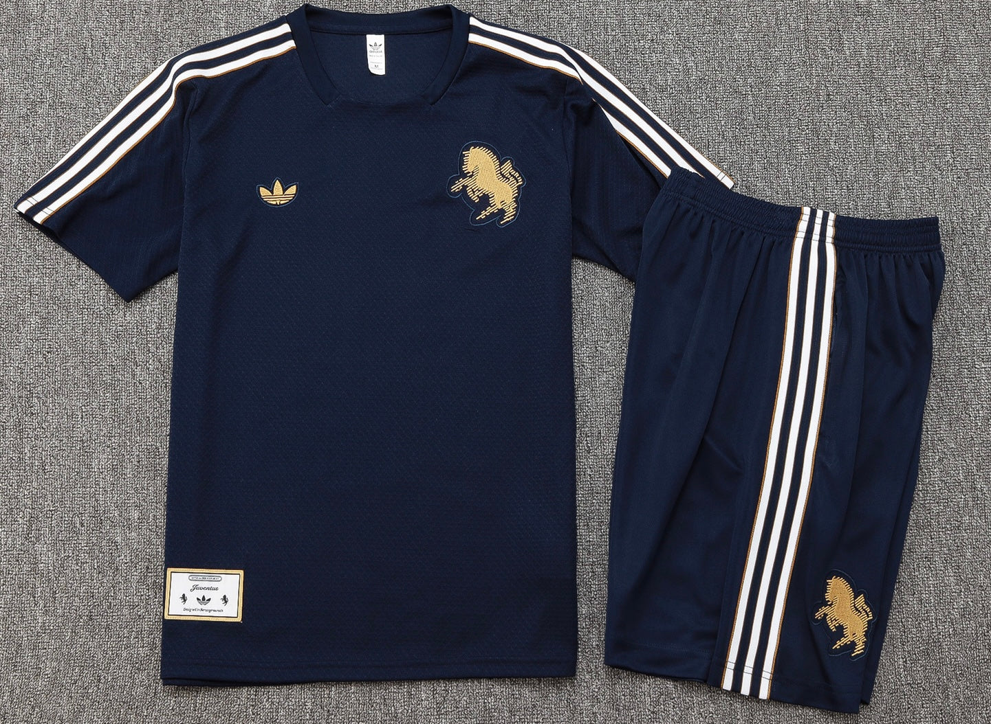 CAMISETA Y PANTALÓN CORTO ENTRENAMIENTO JUVENTUS 25/26