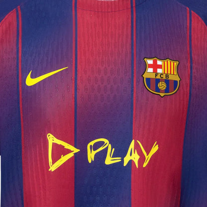 Camiseta FC Barcelona 2025, azulgrana, logo Nike, escudo FCB, sponsor Play visible.