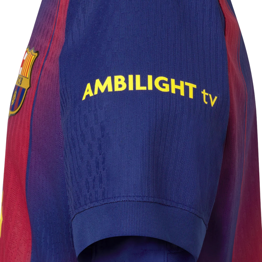 Detalle manga camiseta FC Barcelona 2025, escudo visible, patrocinio AMBILIGHT tv, Reino del Futbol