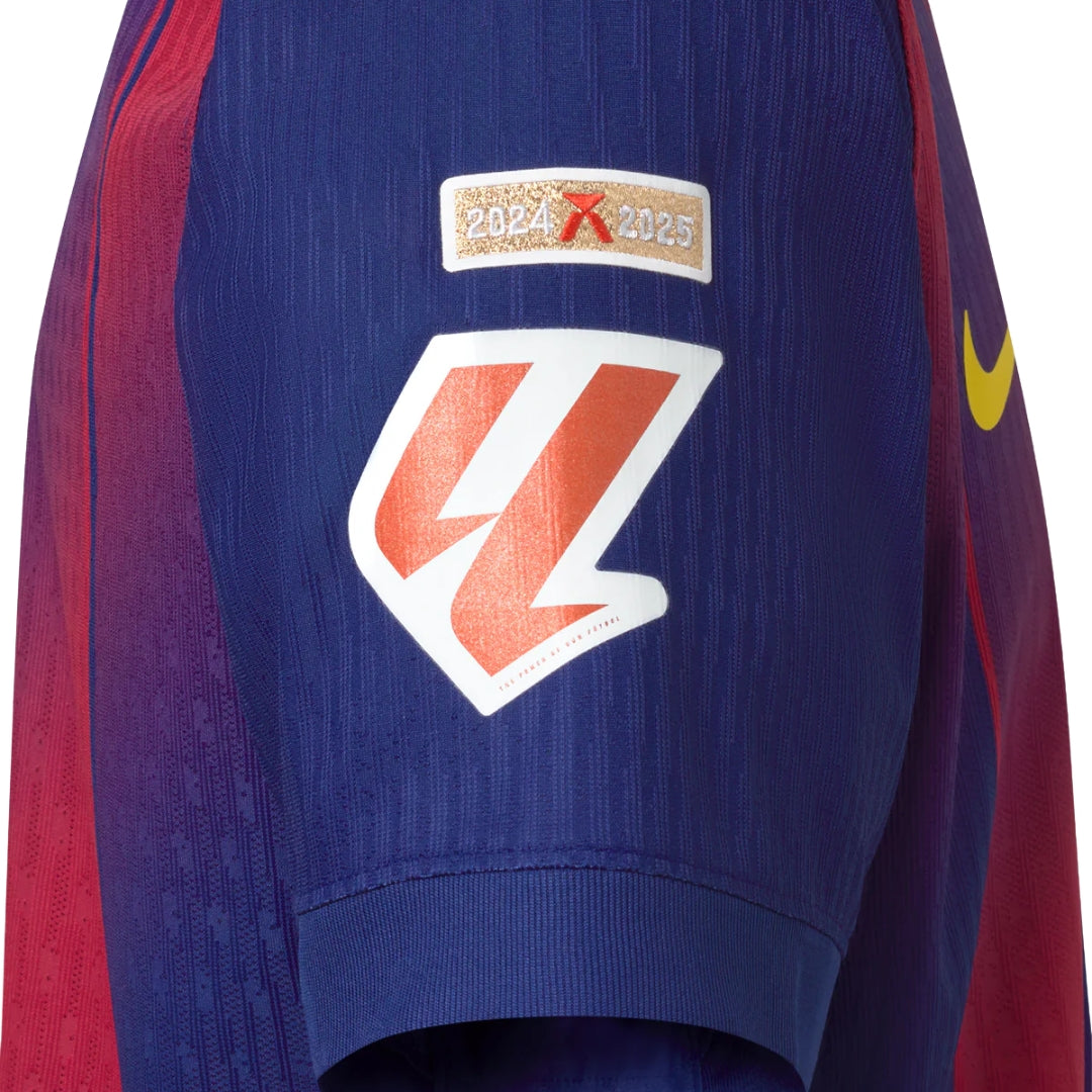 Detalle manga camiseta fútbol Barcelona 2024 2025, logos en azul y granate, Reino del Futbol