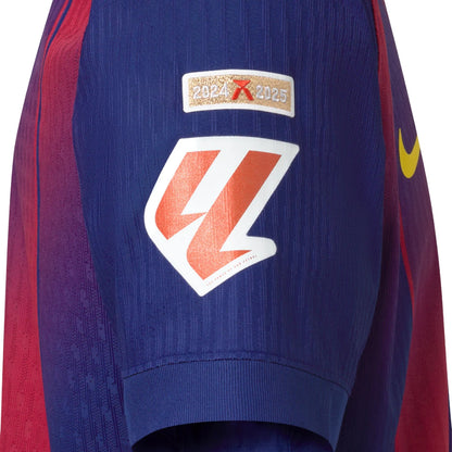 Detalle manga camiseta fútbol Barcelona 2024 2025, logos en azul y granate, Reino del Futbol