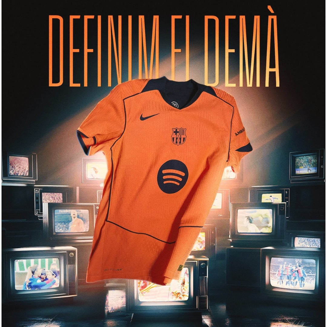 Camiseta naranja FC Barcelona 2025 sobre fondo de televisores y texto 'Definim el demà'.