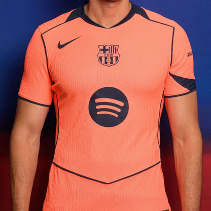 Camiseta Barcelona 2025 versión jugador color naranja, logo Nike y escudo FCB, Reino del Futbol