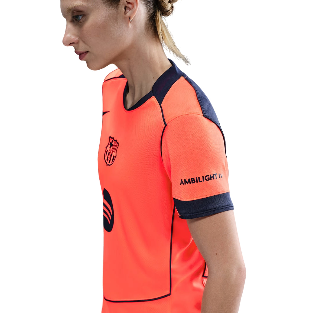 Mujer con camiseta Barcelona rosa y negra temporada 25/26, Reino del Futbol