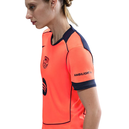 Mujer con camiseta Barcelona rosa y negra temporada 25/26, Reino del Futbol