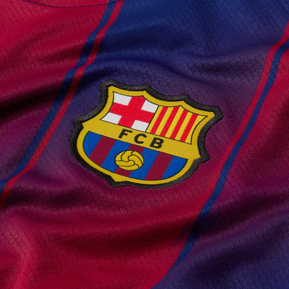 Escudo FC Barcelona sobre camiseta local azulgrana, Reino del Futbol, temporada 2025-2026