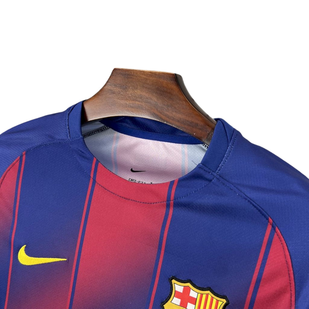 Camiseta local azulgrana Nike del FC Barcelona con escudo visible, tienda Reino del Futbol