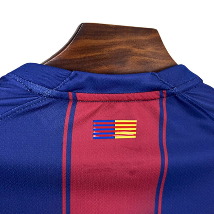 Detalle de la parte trasera de la camiseta Barcelona 2025 azul y grana, bandera catalana.