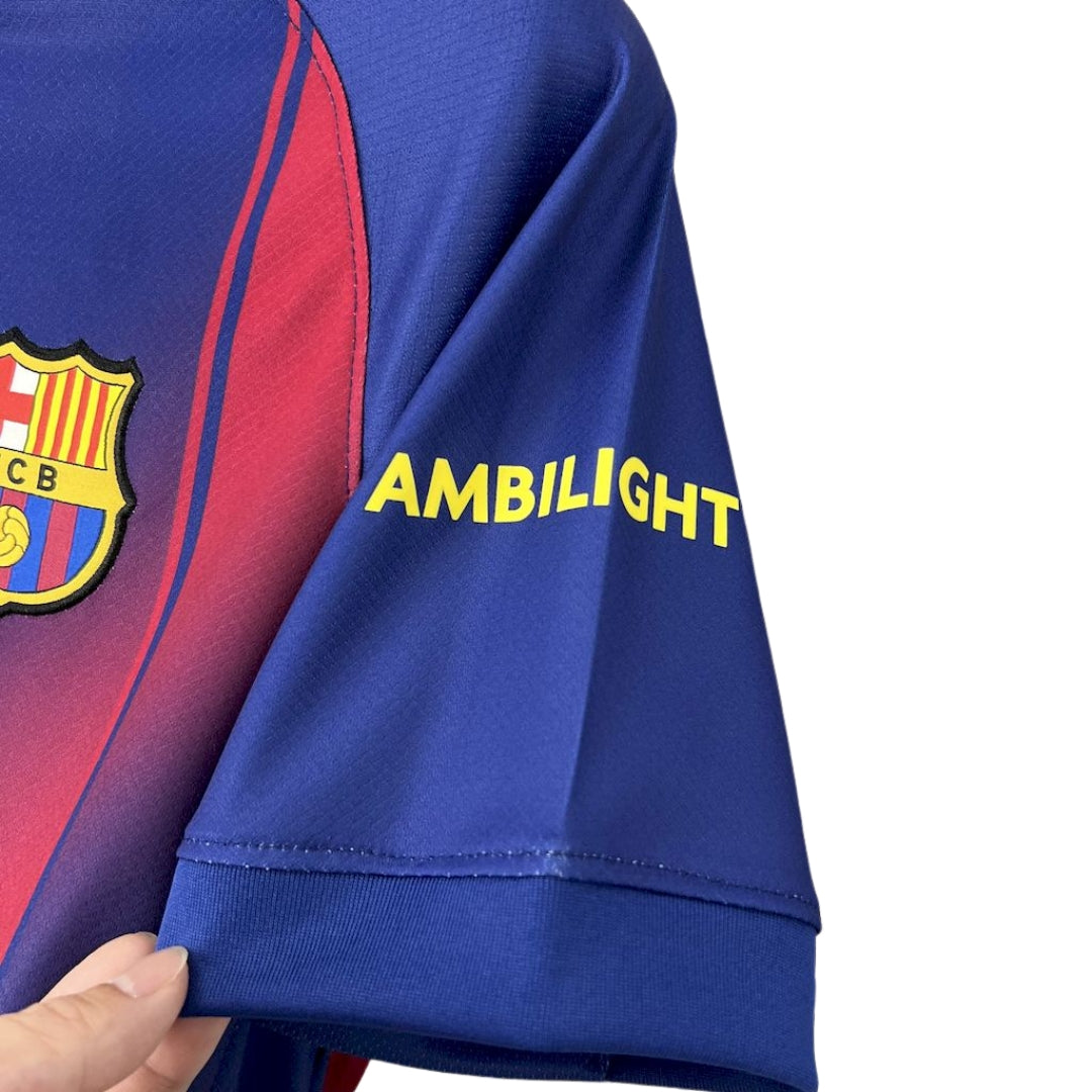 Detalle manga camiseta FC Barcelona 2025 con logo Ambilight y escudo, Reino del Futbol