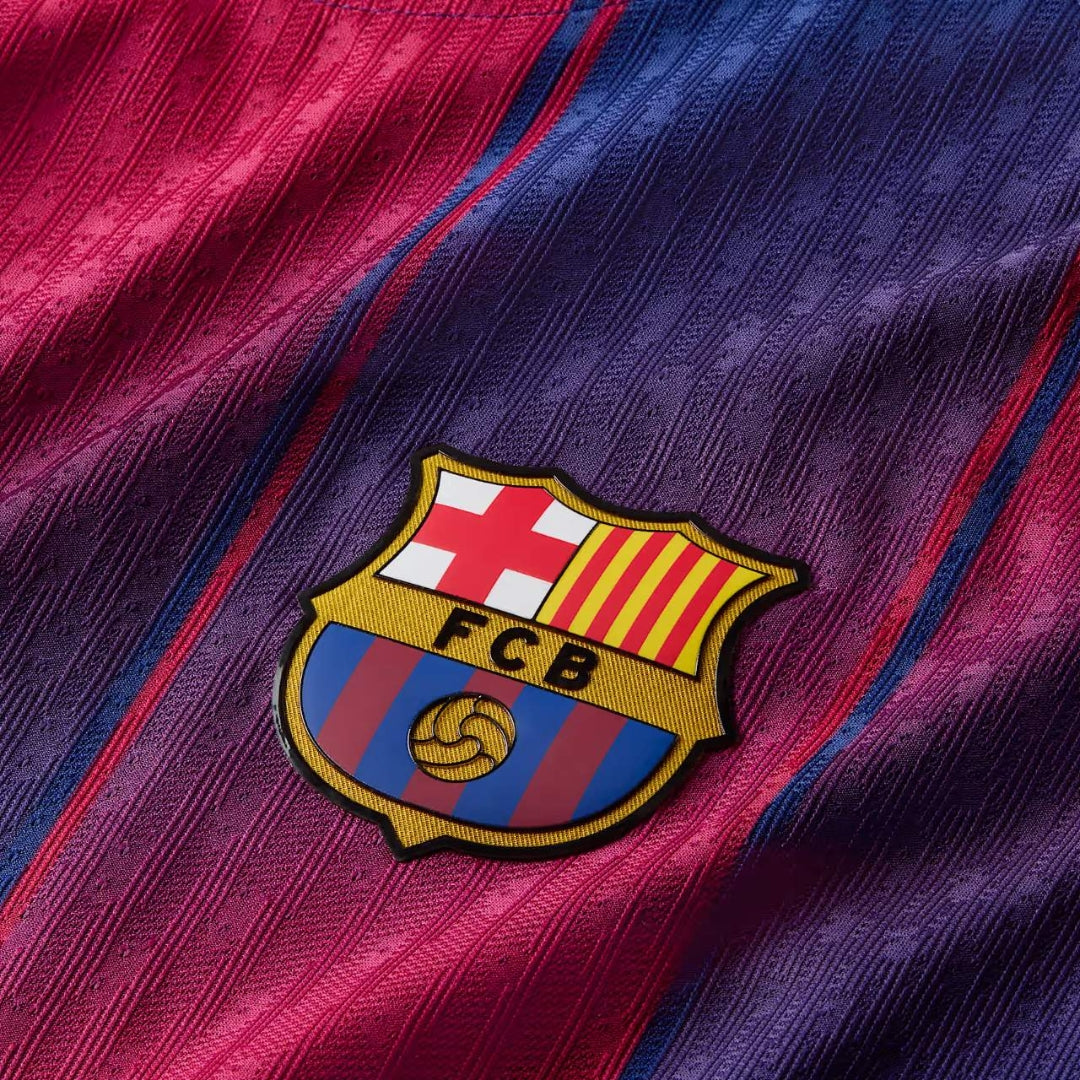 Escudo FC Barcelona sobre camiseta azulgrana de fútbol, Reino del Futbol