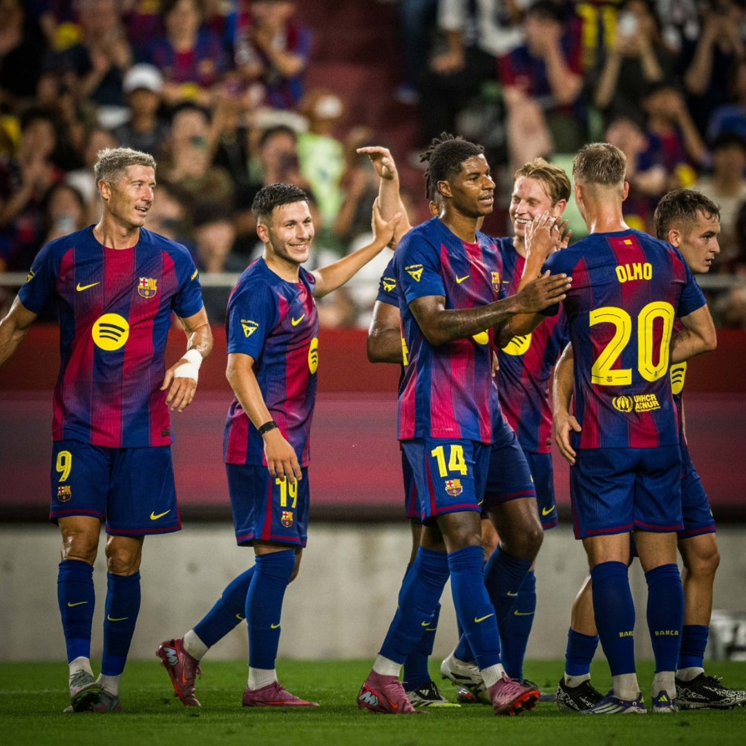 Jugadores del FC Barcelona celebrando un gol con uniforme azulgrana en el estadio, Reino del Futbol