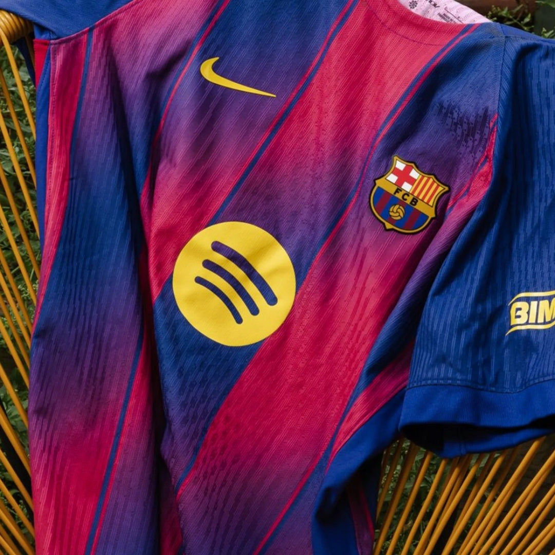 Camiseta Barcelona 2025-2026 player version con logo Nike, escudo FCB y patrocinador Spotify