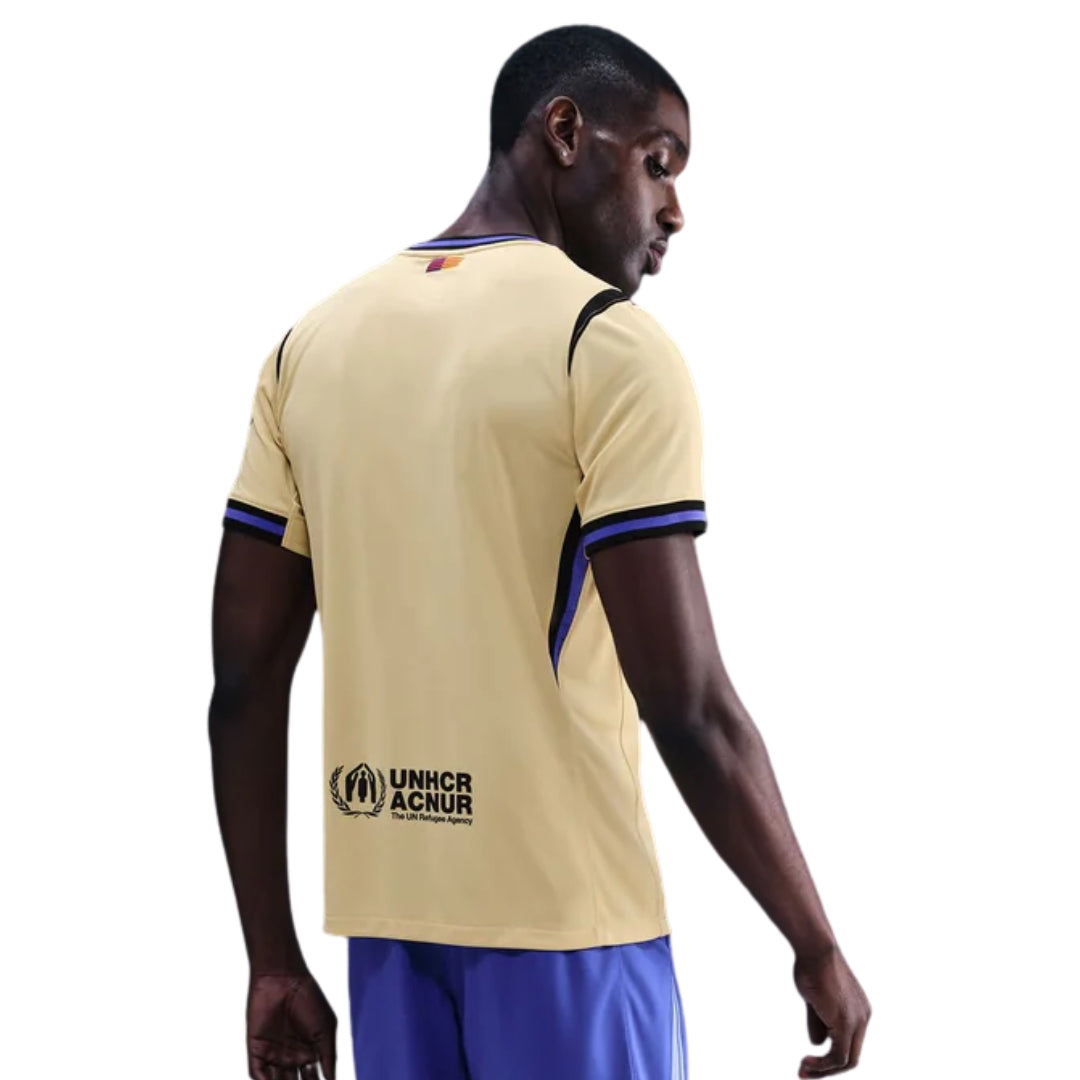 Camiseta Barcelona visitante 2025/2026 color beige con logo UNHCR, modelo de espaldas