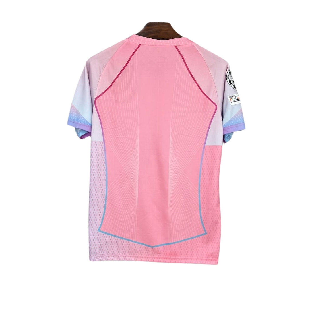 Camiseta rosa especial Barcelona 2025/26 con detalles lila y parche Champions League, vista trasera