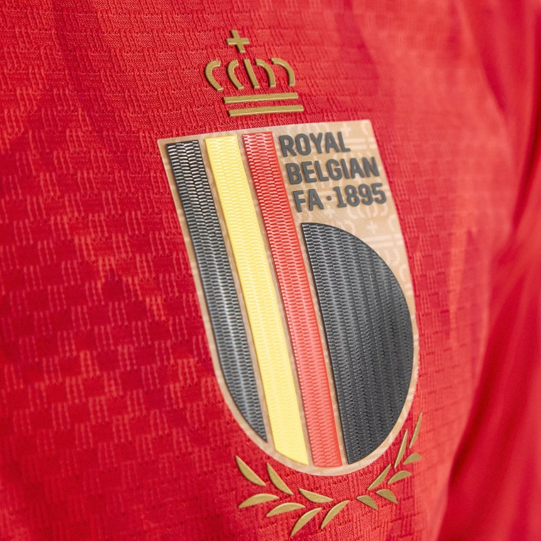 Escudo bordado de la selección de fútbol de Bélgica en camiseta roja oficial 2026