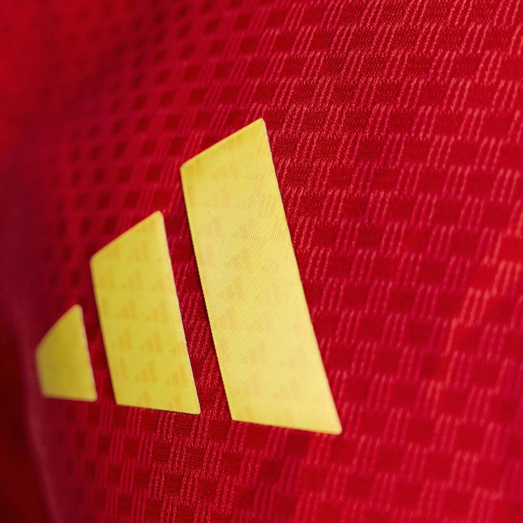 Detalle de camiseta roja de Bélgica 2026 con logo amarillo de Adidas, Reino del Futbol