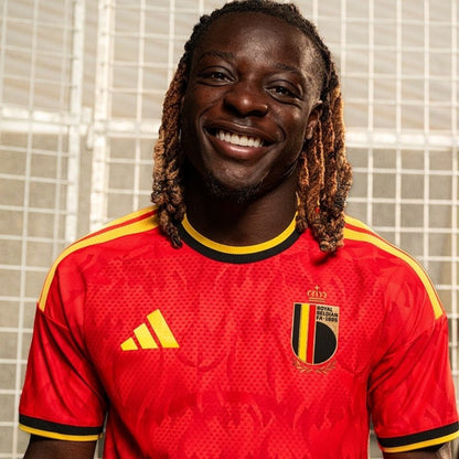 Jugador con camiseta selección Bélgica 2026, fondo de rejas, Reino del Futbol