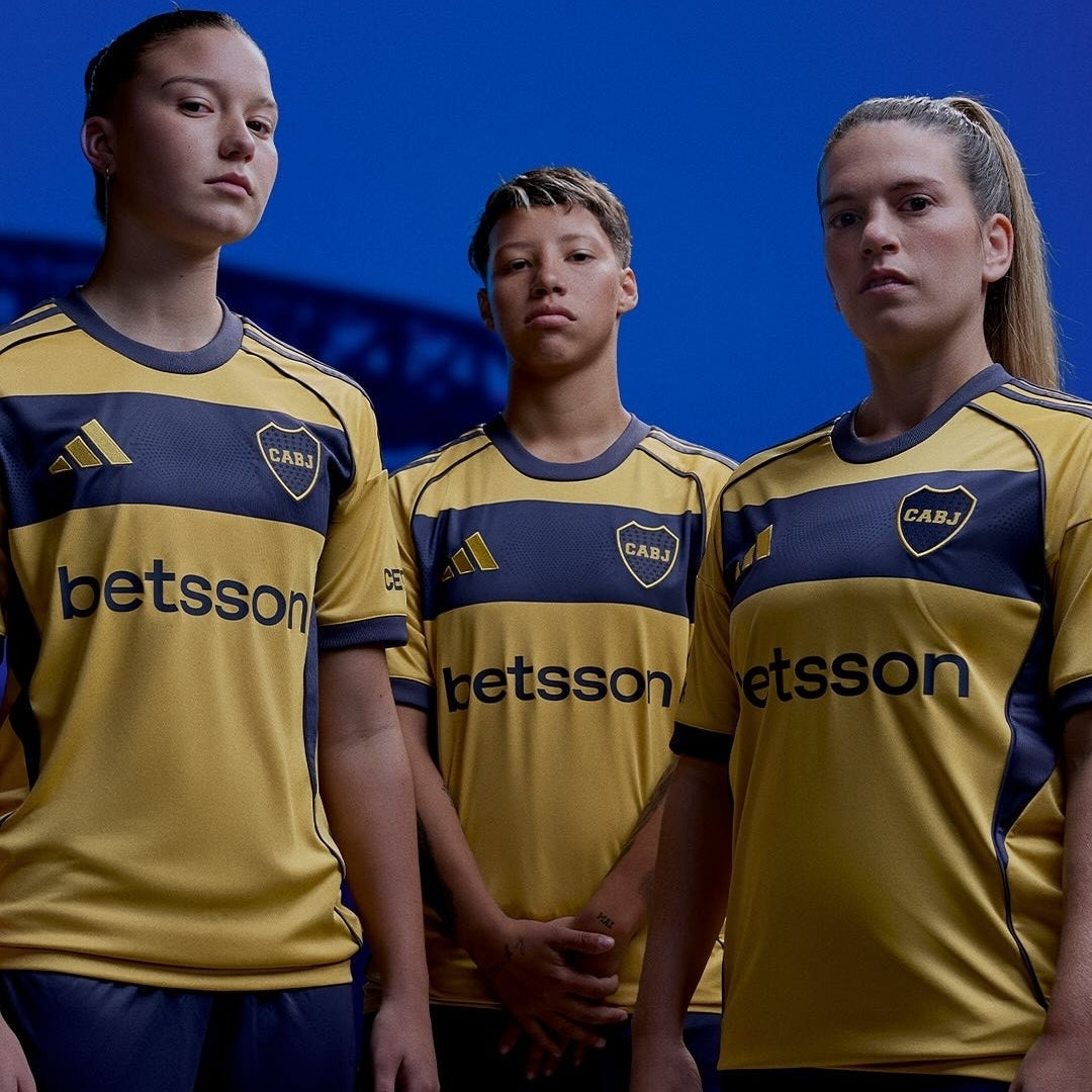 Jugadores con la camiseta Boca Juniors 2026 away amarilla y azul, fondo azul, Reino del Futbol