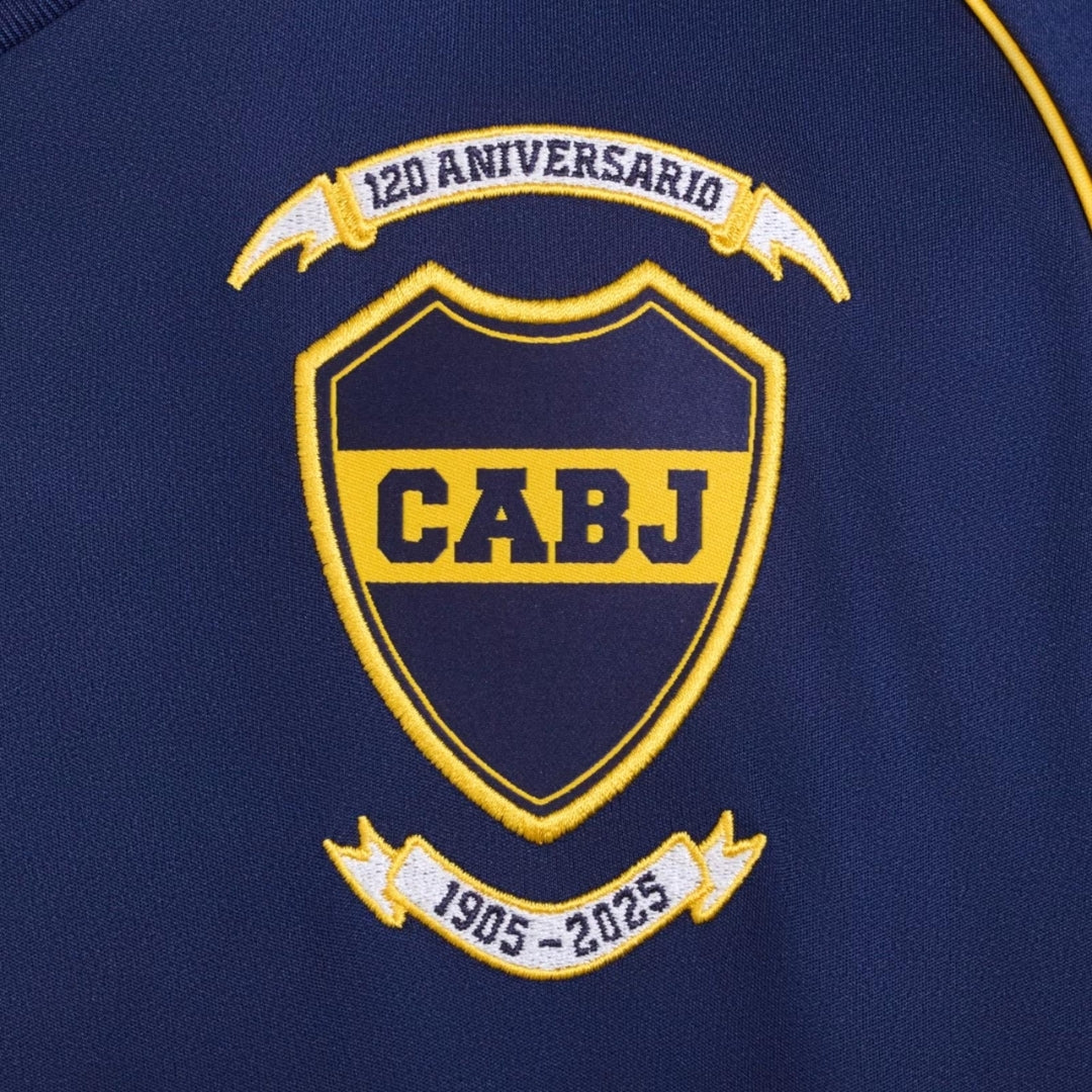 Escudo CABJ 120 aniversario en camiseta azul Boca Juniors 2026, fútbol exclusivo Reino del Futbol