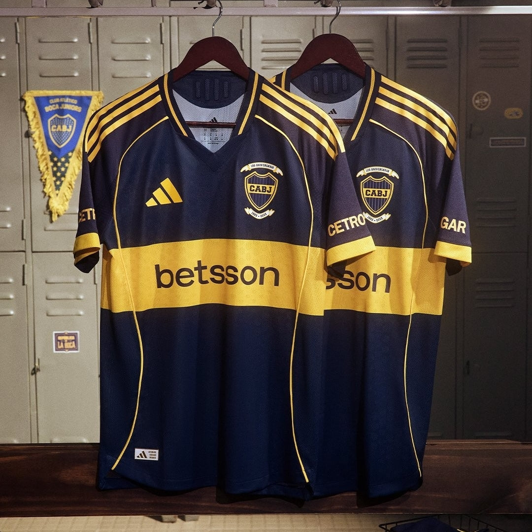 Camiseta Boca Juniors 2026 azul y amarilla en vestuario, venta Reino del Futbol online.
