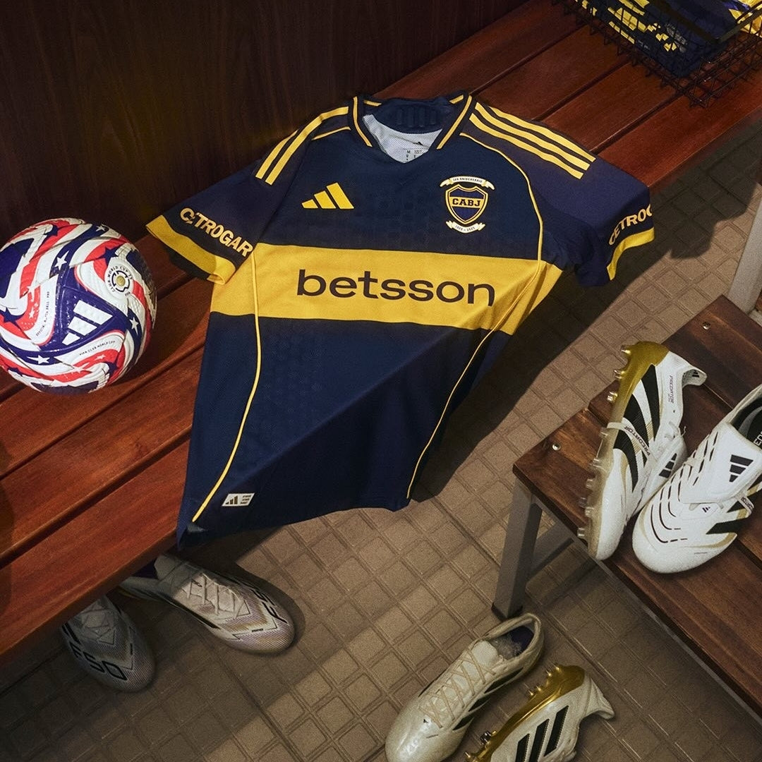 Camiseta Boca Juniors 2026 en vestuario, balón de fútbol y botas, Reino del Futbol España