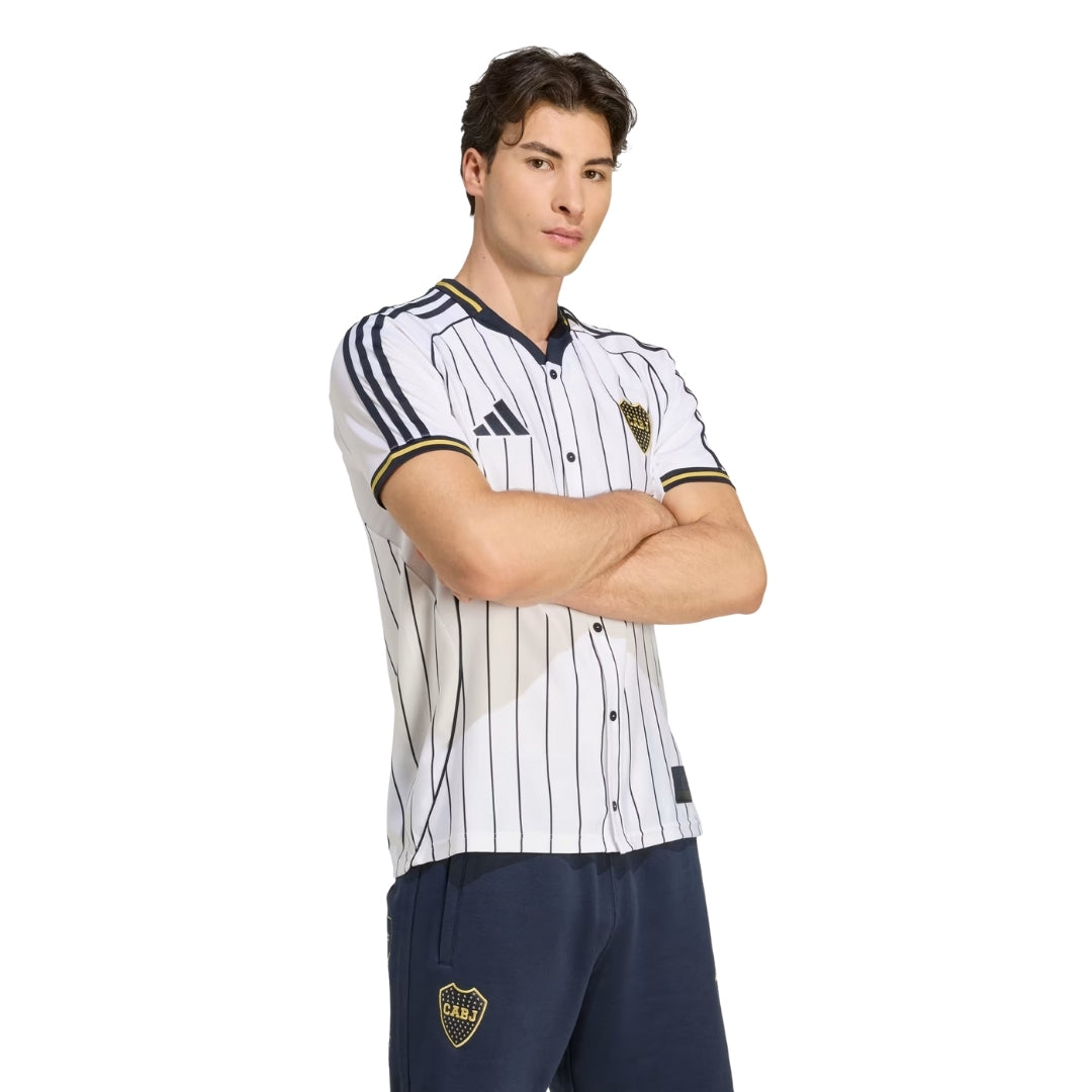Hombre con camiseta Boca Juniors 2026 blanca a rayas, exclusivo Reino del Futbol