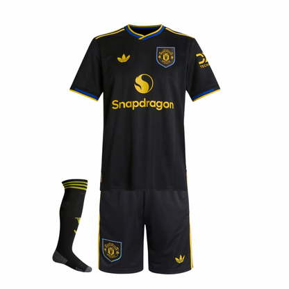 CAMISETA Y PANTALONES CORTOS PARA NIÑO MANCHESTER UNITED THIRD 25/26 - CON MEDIAS