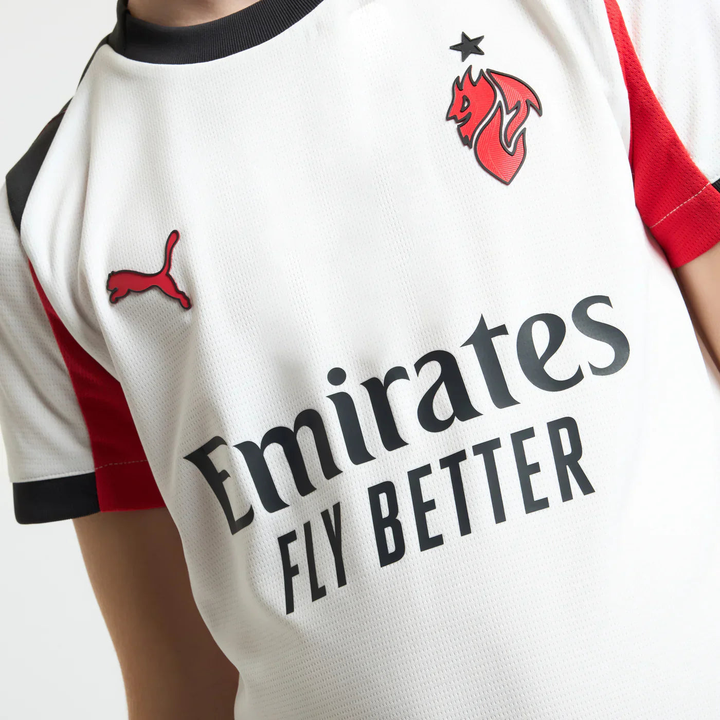 CAMISETA Y PANTALON CORTO PARA NIÑO AC MILAN AWAY 25/26 - CON MEDIAS