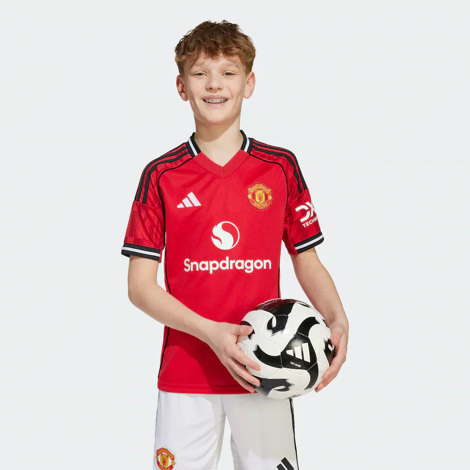 CAMISETA Y PANTALONES CORTOS PARA NIÑO MANCHESTER UNITED HOME 25/26