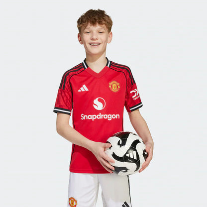 CAMISETA Y PANTALONES CORTOS PARA NIÑO MANCHESTER UNITED HOME 25/26 - CON MEDIAS