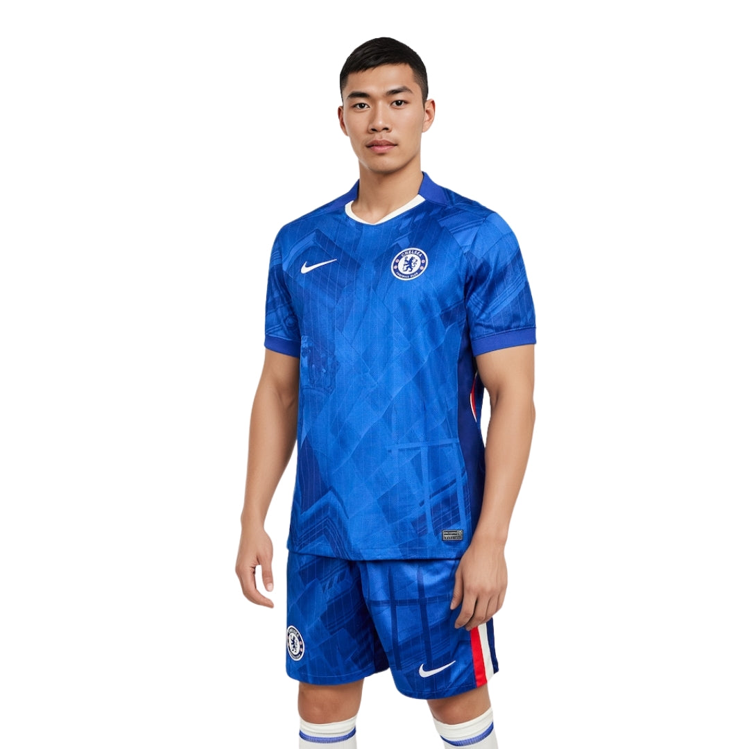 Hombre con uniforme local Chelsea 2025-2026 azul, fondo blanco, Reino del Futbol