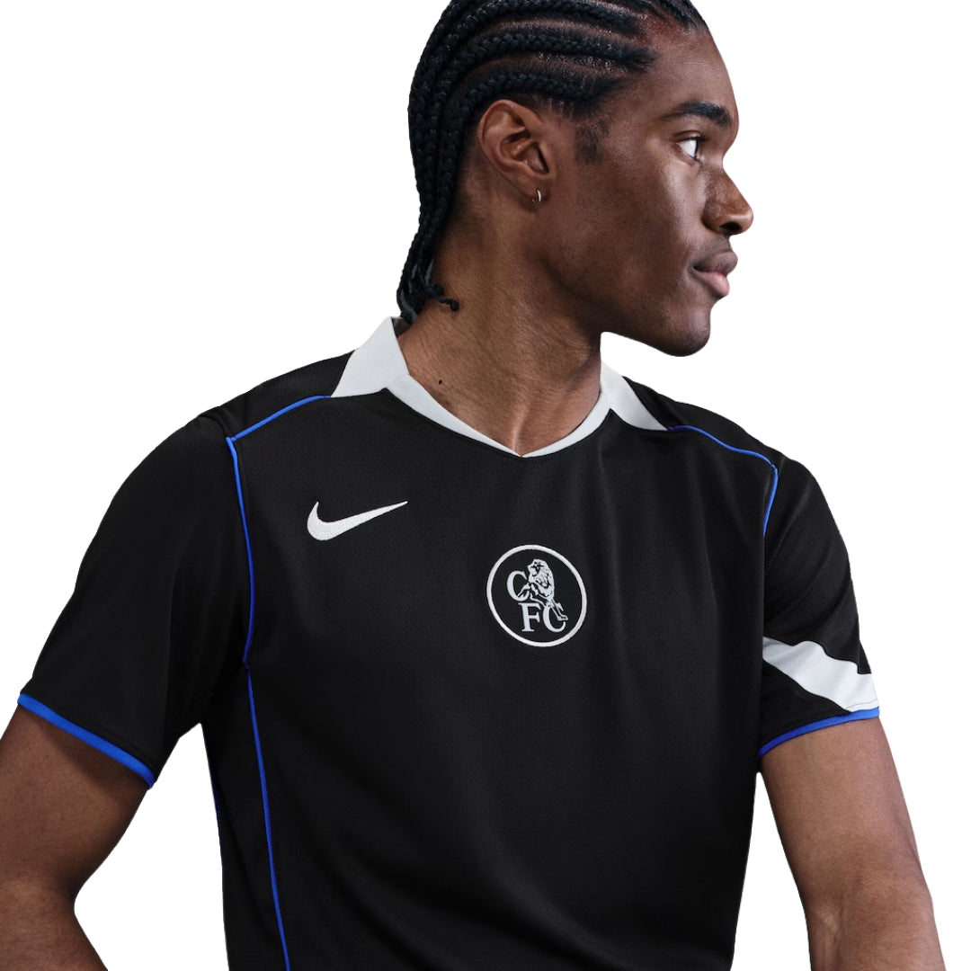 Aficionado con la camiseta negra Chelsea FC Nike, detalles en azul, Reino del Futbol
