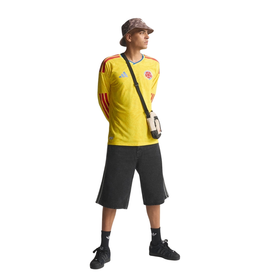 Hombre con camiseta Colombia Mundial 2026 de manga larga, bermuda negra y gorro, Reino del Futbol