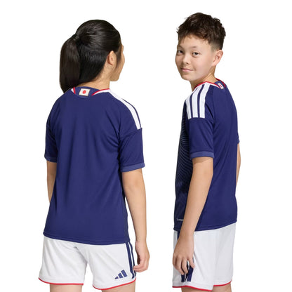 Niños con camiseta primera equipación Japón 2026-2027, fondo blanco, Reino del Futbol