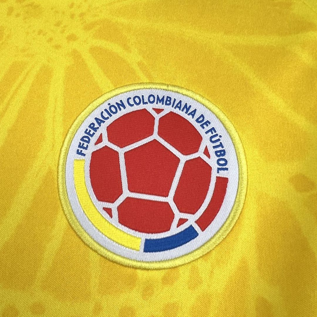 Escudo Federación Colombiana de Fútbol en camiseta amarilla, Reino del Futbol.
