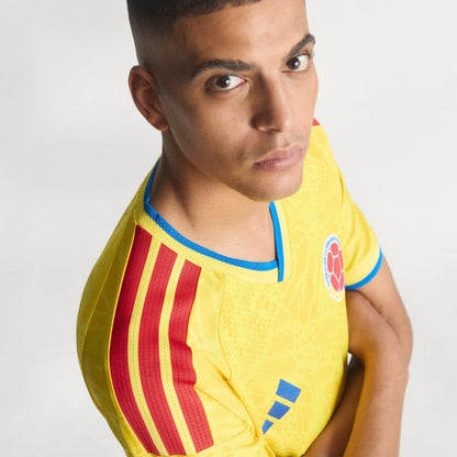 Camiseta Colombia local 2024, diseño amarillo con detalles rojos y escudo, Reino del Futbol