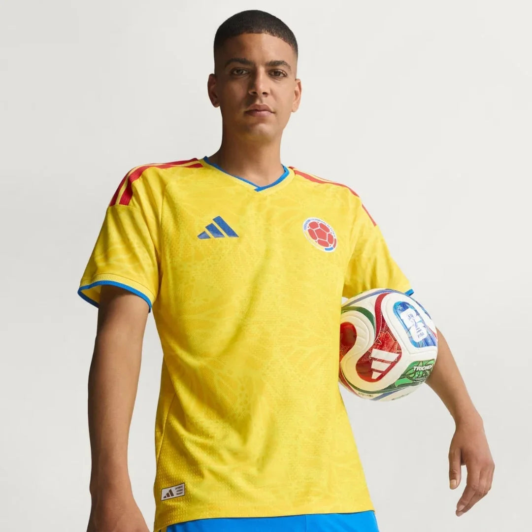 Camiseta local Colombia 2024 amarilla Adidas, hombre con balón de fútbol, Reino del Futbol