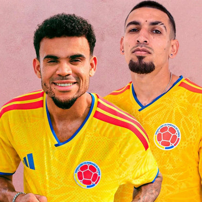 Jugadores con camiseta amarilla de la selección Colombia frente a fondo rosa, Reino del Futbol